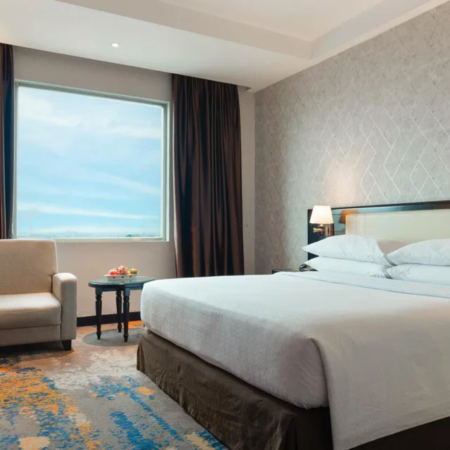 غرفة ديلوكس بسرير كينج، FOUR POINTS BY SHERATON MEDAN 1/7
