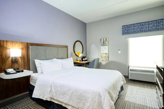 غرفة بسرير كوين لذوي الإعاقة، Hampton Inn Janesville 4/7