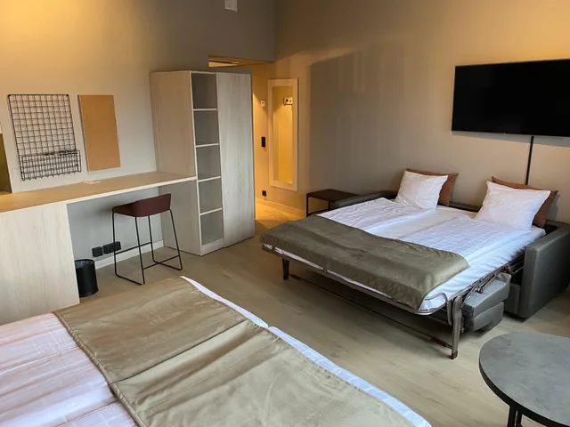غرفة عائلية بسرير مزدوج وسريرين منفصلين، Skyline Airport Hotel 1/2