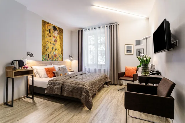 Classic, Double Bed, Art And Garden Residence 2/4