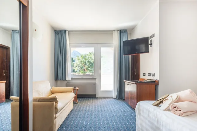 Room, Triple, Twin Beds, Sofa, Majestic Palace 3/3