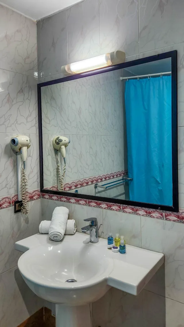 غرفة ثلاثية، Hotel Les Ambassadeurs 5/6