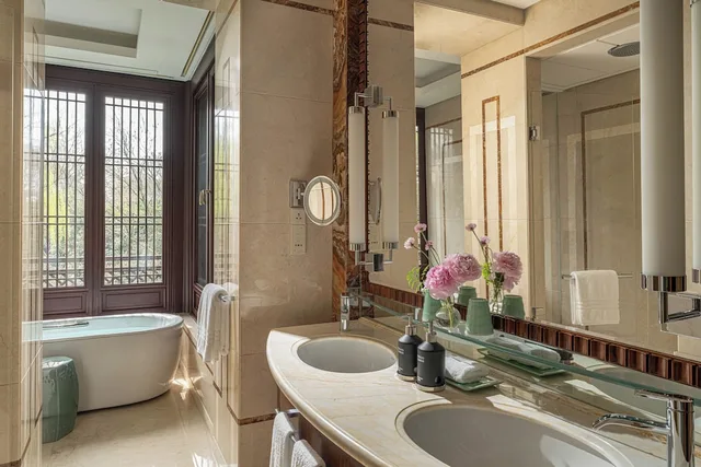 غرفة غراند بسريرين مزدوجين بشرفة، Four Seasons Hotel Hangzhou At West Lake 1/2