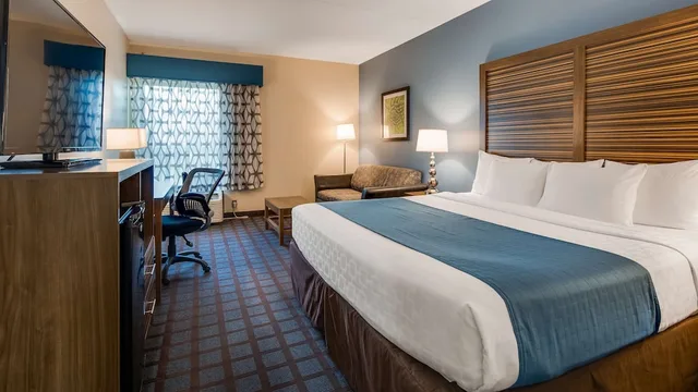غرفة قياسية بسرير كينج مع أريكة، Best Western Fishers Indianapolis Area 2/6