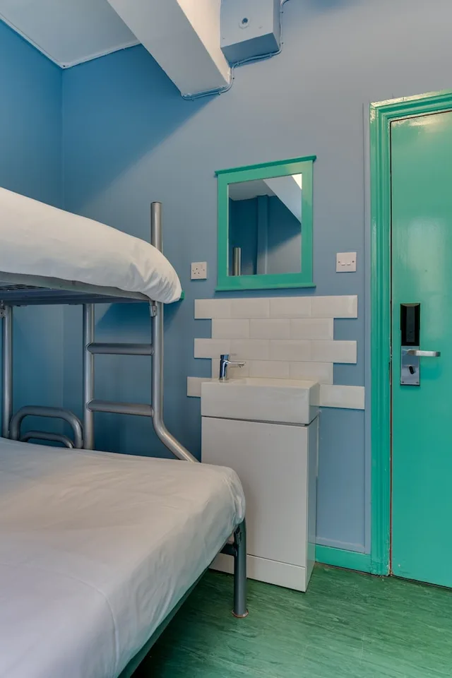 غرفة بسريرين منفصلين وسرير بطابقين بحمام مشترك، Clink 261 Hostel - Adults Only 3/6