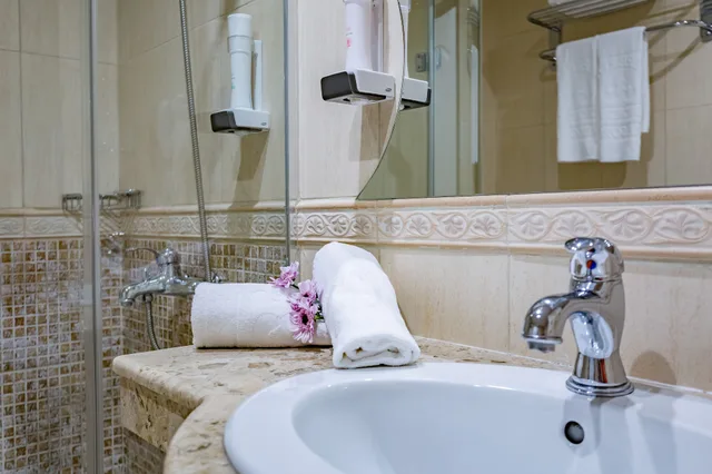 غرفة ديلوكس بسريرين منفصلين بإطلالة جزئية على البحر مع أريكة، HI Hotels Imperial Resort 7/8