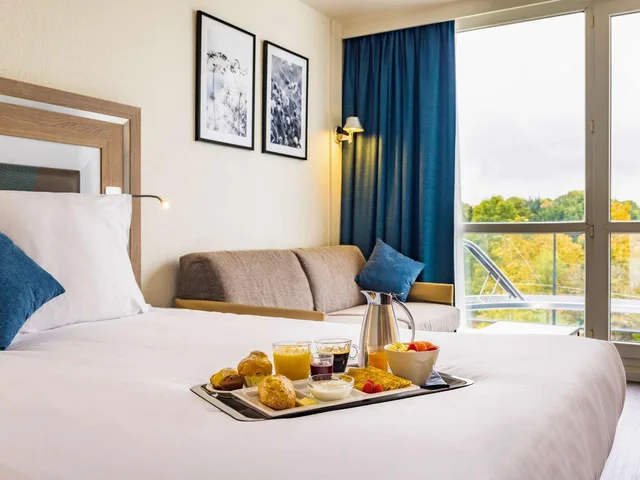 غرفة بسرير مزدوج بشرفة مع أريكة، Novotel Senart Golf de Greenparc 1/1