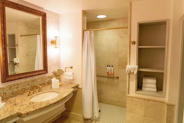 Premier, King Bed, Patio, Courtyard Area، Carlton Hotel 5/10