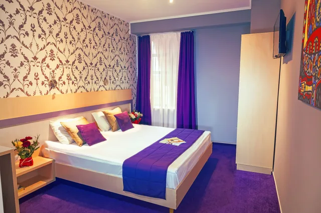 Superior, Queen Bed, Trianon 7/10