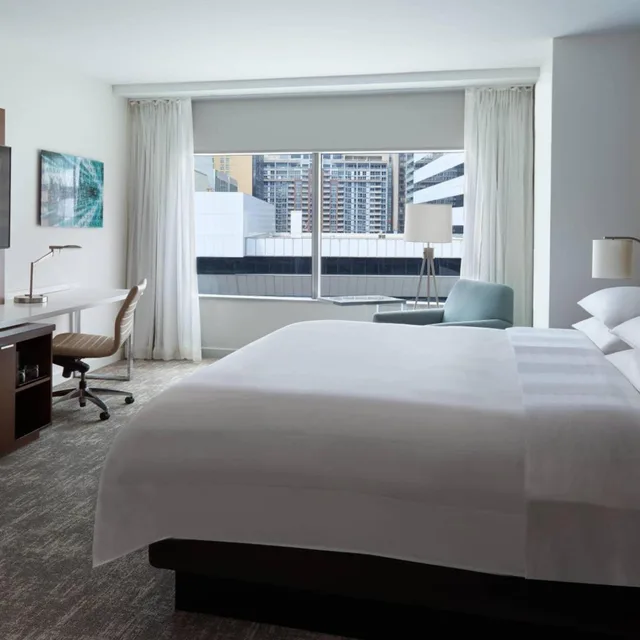 جناح بسرير كينج بإطلالة على المدينة بغرفة نوم واحدة مع أريكة، Toronto Marriott City Centre Ex Renaissance Toronto Hotel 2/10