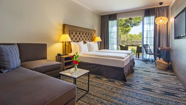 غرفة بسرير كينج بإطلالة على المسبح، Lindner Golf Resort Portals Nous 1/4