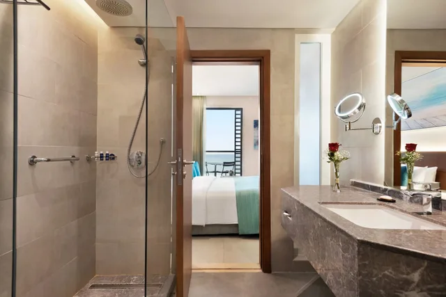 غرفة قياسية بسريرين منفصلين بإطلالة على البحر لذوي الإعاقة، Wyndham Garden Ajman Corniche 7/7