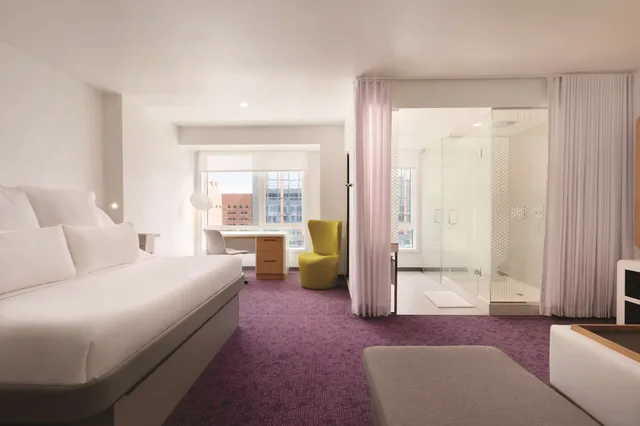 First, King Bed، YOTEL Boston, Select by Hilton 2/5