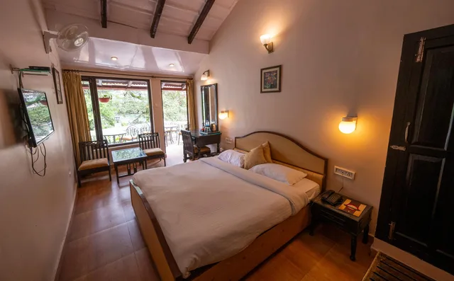 Deluxe, Lake View, Himalaya 1/3