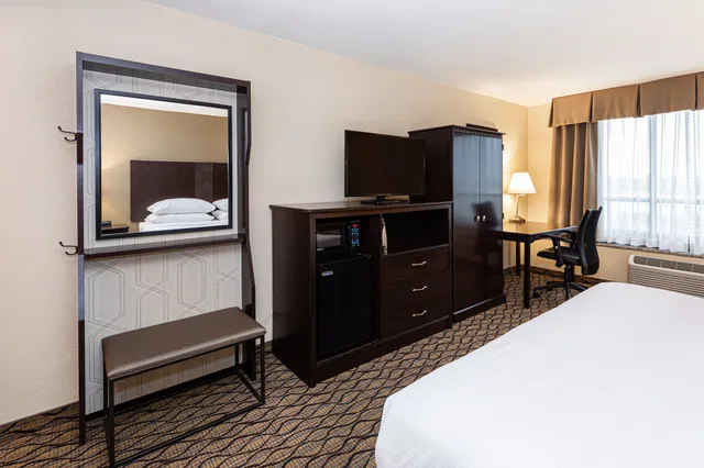 غرفة بريميوم بسرير كينج، Holiday Inn St Louis Arpt West Earth City 1/5
