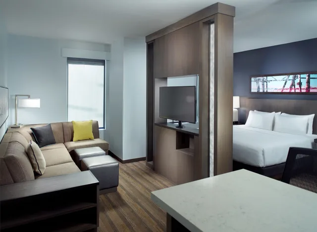 جناح استوديو بسرير كينج مع أريكة، HYATT HOUSE NAPLES/5TH AVENUE 6/9
