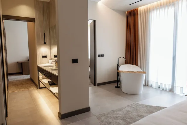 جناح ديلوكس بسرير كينج بشرفة مع أريكة، Grand Duka Hotel & Spa 9/9
