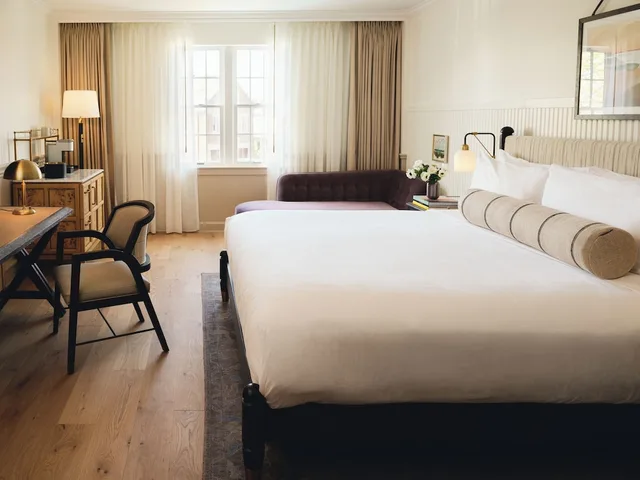 Newport, Guest Room, King Bed, Accessible، Viking Hotel 1/5