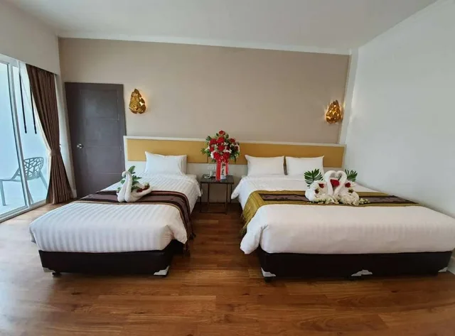 غرفة ديلوكس بسرير كينج وسرير فردي بإطلالة على الجبل، Swan Lake Hotel Sattahip 2/2