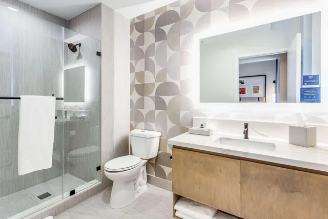 Compact, Guest Room, King Bed، Serena Hotel Aventura Tapestry Collection by Hilton 3/3