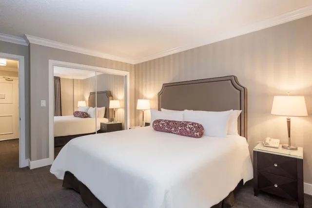 1 Bedroom, Deluxe, Suite, King Bed, Sofa, La Grande Residence at the Sutton Place Hotel 1/4