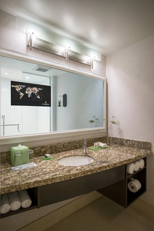 غرفة بسريرين كوين مع أريكة، Renaissance Raleigh North Hills Hotel 7/9