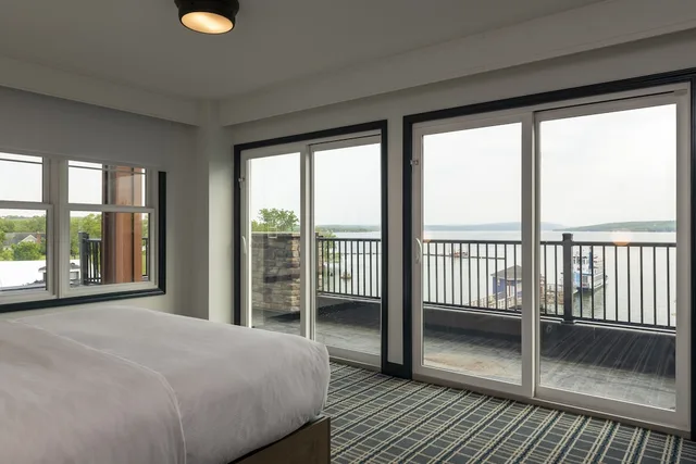 جناح رئاسي بسرير كينج بإطلالة على البحيرة بحوض استحمام، Hotel Canandaigua, Tapestry Collection by Hilton 2/10