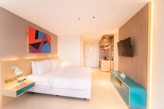 Superior, Queen Bed, with Pool، Pentacity Hotel Balikpapan 3/4