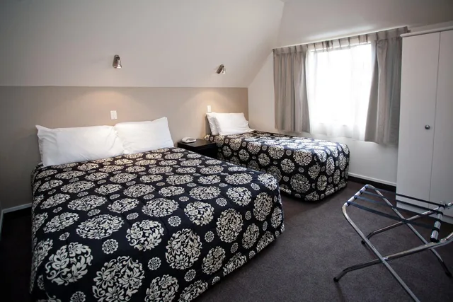 1 Bedroom, Apartment, Double and Twin Beds, Large, Cable Court Motel 6/10
