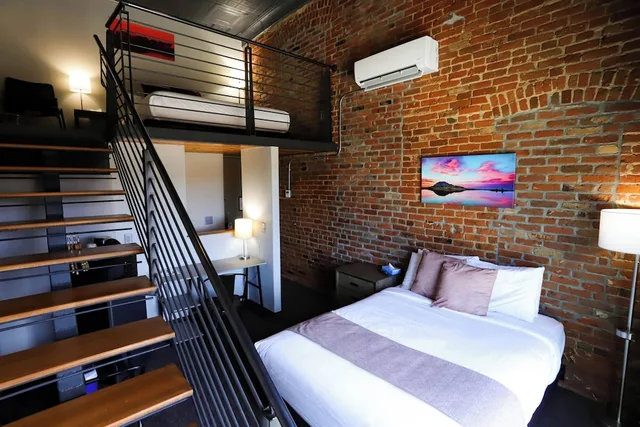 غرفة سيغنتشر بسرير كوين وسريرين منفصلين بإطلالة على المدينة لذوي الإعاقة، The Hotel Sturgis 3/10