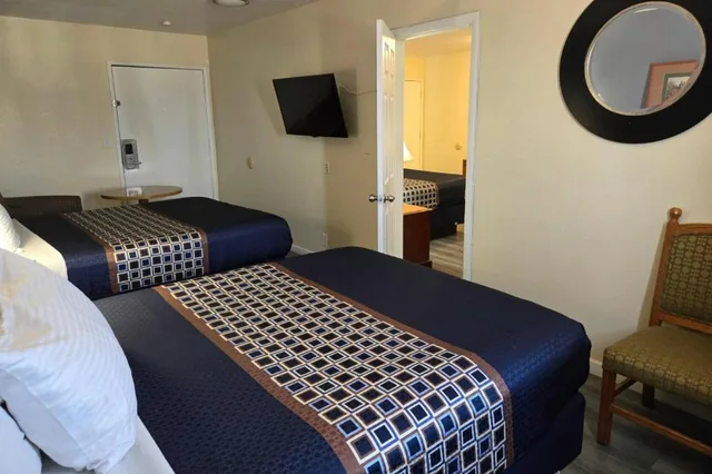 Suite, 1 King and 2 Queen Beds, Rodeway Inn & Suites Blythe I-10, CA 5/5