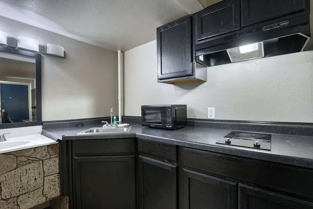 Efficiency, King Bed، Suburban Studios Neenah-Appleton 6/7