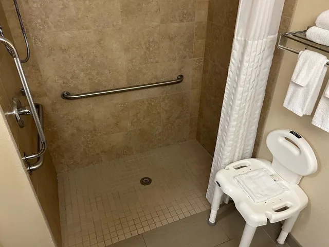 غرفة قياسية بسرير كوين لذوي الإعاقة، Quality Inn & Suites Bradford, PA 3/3