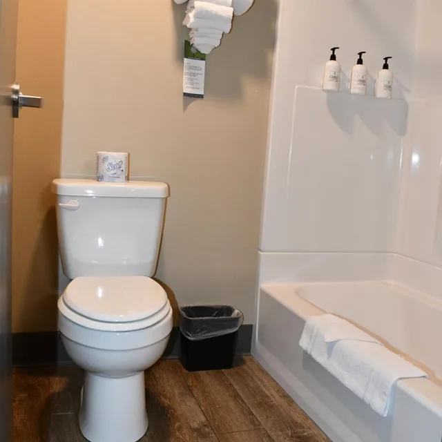 غرفة بسرير كينج، Cobblestone Inn & Suites - Trenton 2/3
