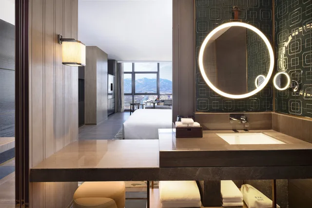 غرفة بريميوم بسريرين منفصلين بإطلالة على المدينة، HUALUXE Qingdao Licang, an IHG Hotel 6/8