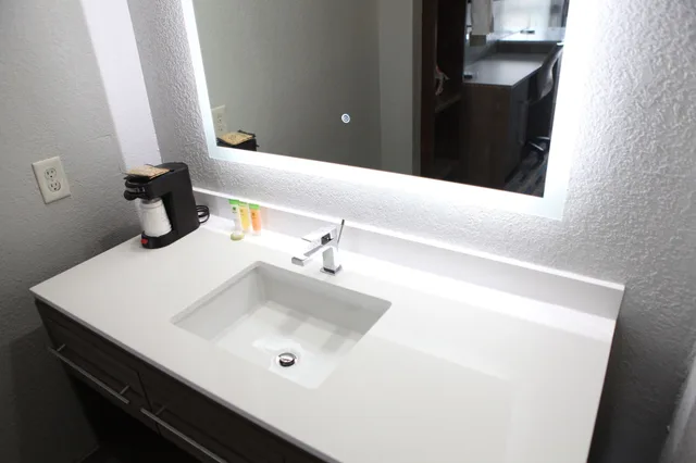 غرفة بريميوم بسريرين مزدوجين، All Seasons Inn & Suites 6/6
