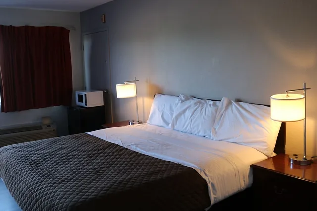 غرفة قياسية بسرير كينج للمدخنين، Rodeway Inn Brooklawn, NJ 1/5