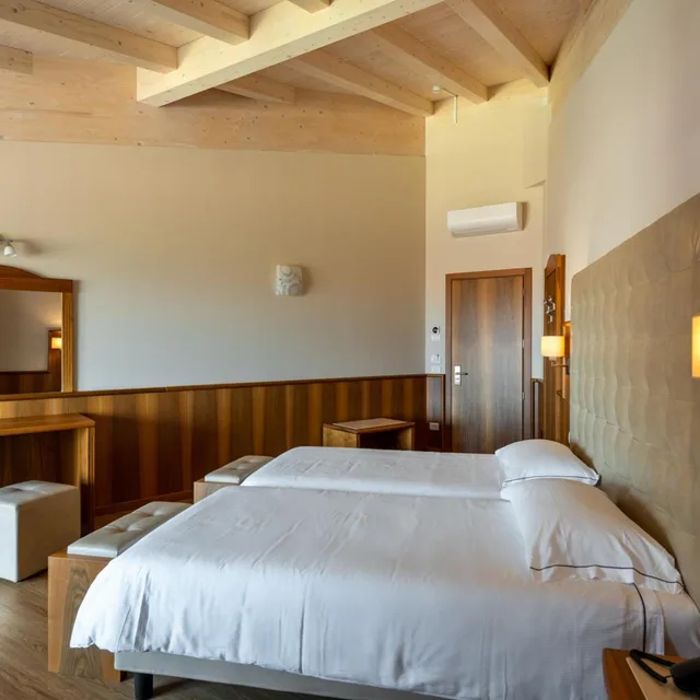 Superior, Double Bed, Partial Lake View، Royal Suite 2/10