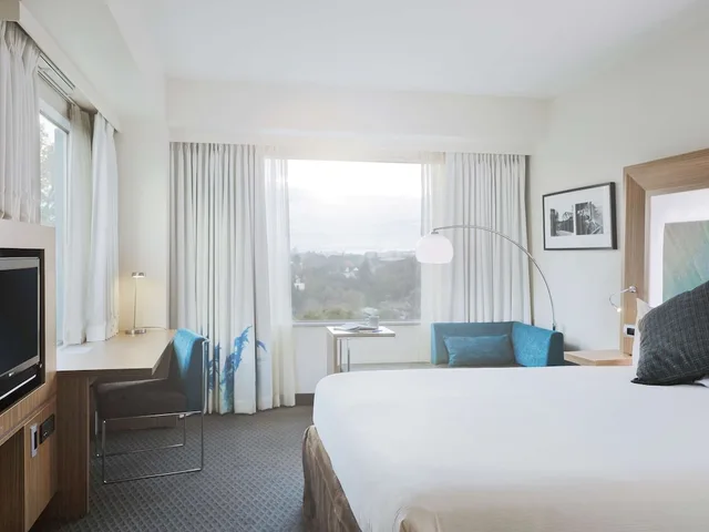 Deluxe, King Bed, NOVOTEL HAMILTON TAINUI 3/8