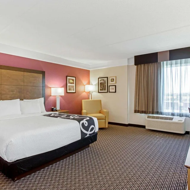 غرفة بسرير كينج بحوض استحمام لذوي الإعاقة، La Quinta Inn Suites Panama City 4/8