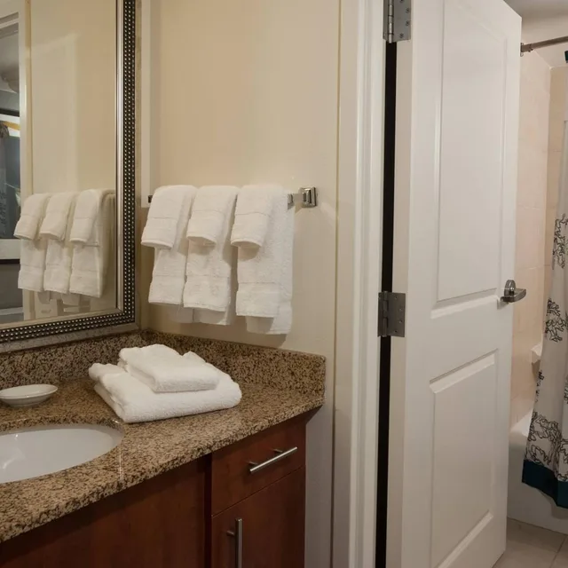 جناح بسرير كوين بغرفة نوم واحدة مع أريكة، Residence Inn Fort Myers Sanibel 2/4