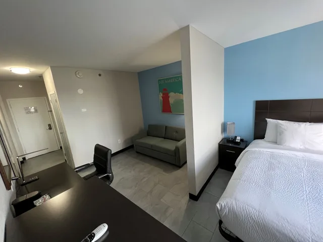 غرفة ديلوكس بسرير كينج، Travelodge by Wyndham Ozone Park 1/3