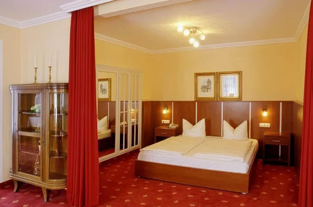 جناح بسرير كوين، ATLAS Posthotel 1/4