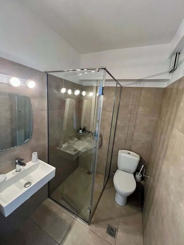 شقة بإطلالة على البحر بشرفة بغرفتي نوم، Nelly's Apartments 5/5