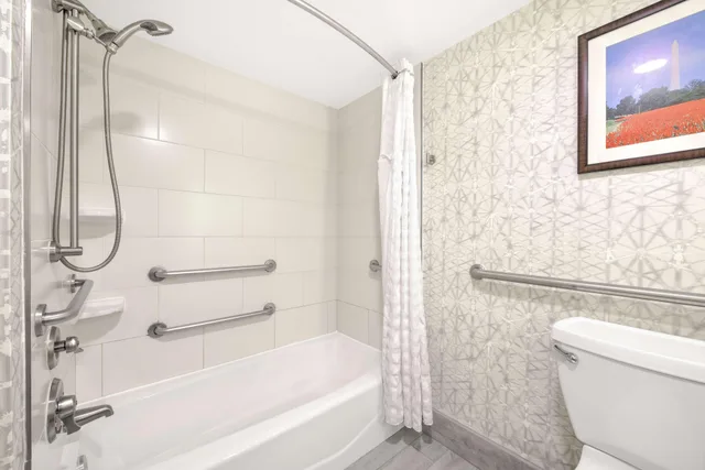 جناح بسرير كينج بغرفة نوم واحدة لذوي الإعاقة، Embassy Suites Alexandria Old Town 1/1