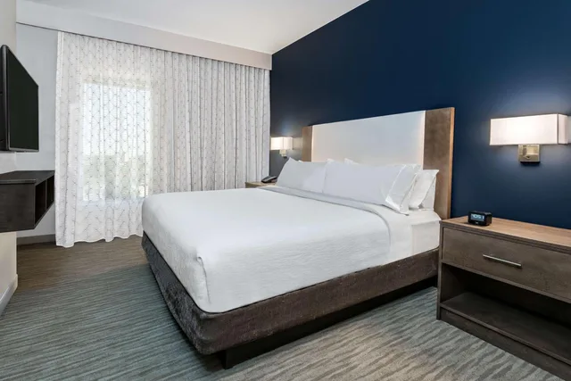 جناح بسرير كينج بغرفتين مع أريكة بحوض استحمام لذوي الإعاقة، Embassy Suites By Hilton College Station 2/4