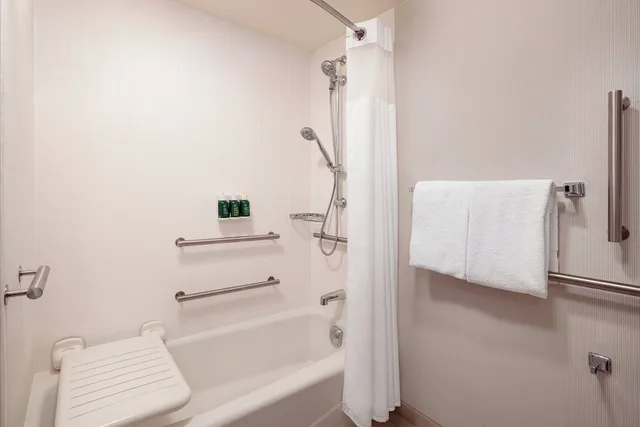 غرفة بسرير كينج بإطلالة على الفناء، Courtyard by Marriott San Jose Cupertino 4/5