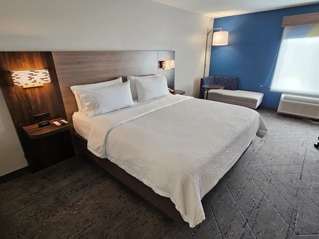 غرفة بسرير كينج، Holiday Inn Express Hotel & Suites Cincinnati-Blue Ash 5/9