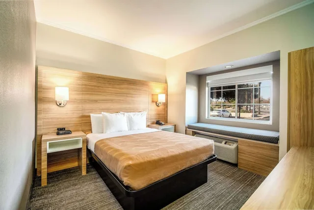 Upgrade, Queen Bed، Baymont by Wyndham Chandler I-10 1/7