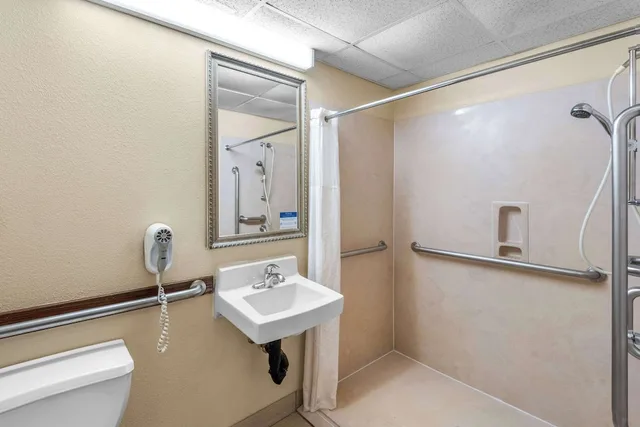 غرفة بسريرين كوين لذوي الإعاقة، Clarion Inn & Suites Indianapolis Northwest 6/6